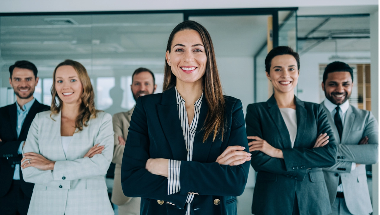 Lächelndes Team in Businesskleidung in einem Büro